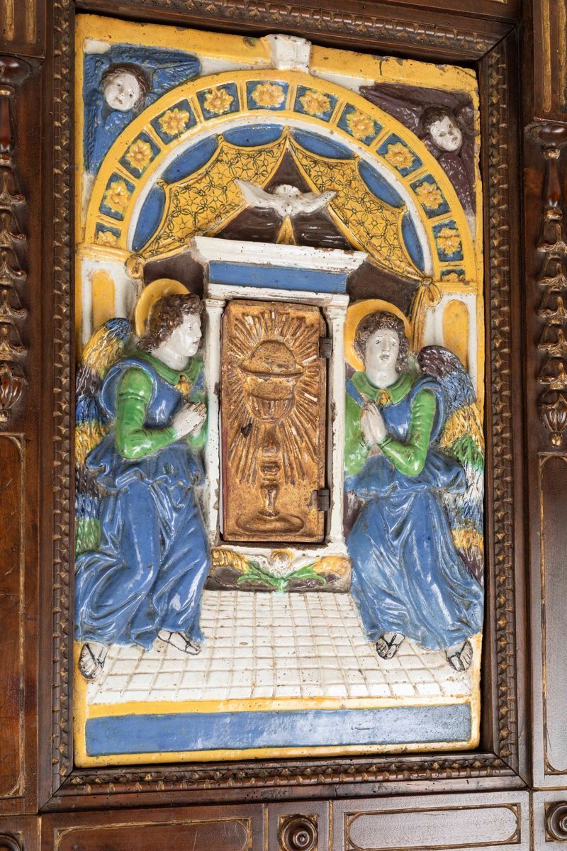 Ciborio Architettonico con Angeli Adoranti. Terracotta Invetriata Policroma. Giovanni della Robbi...