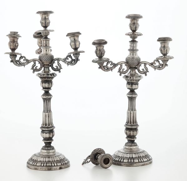 Coppia di candelabri in argento. Manifattura artistica italiana del XX secolo (apparentemente privi di punzonatura)