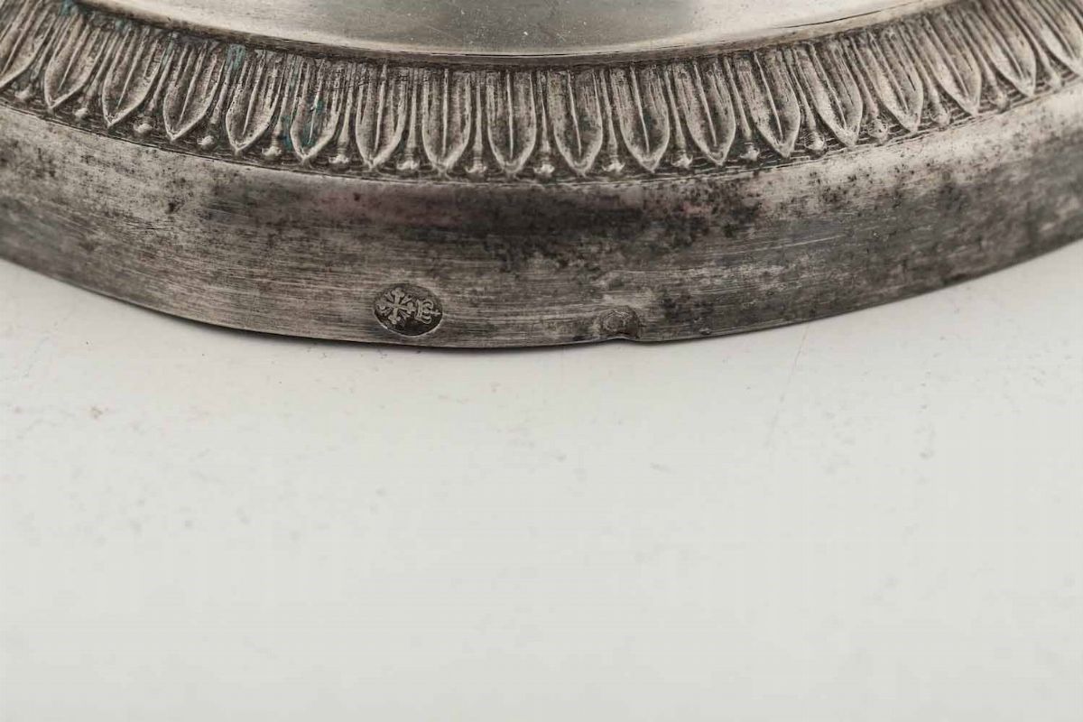 Coppia di Candelieri. Argento Fuso e Sagomato. Genova XIX Secolo. Marchi con Croce Mauriziana e D...
