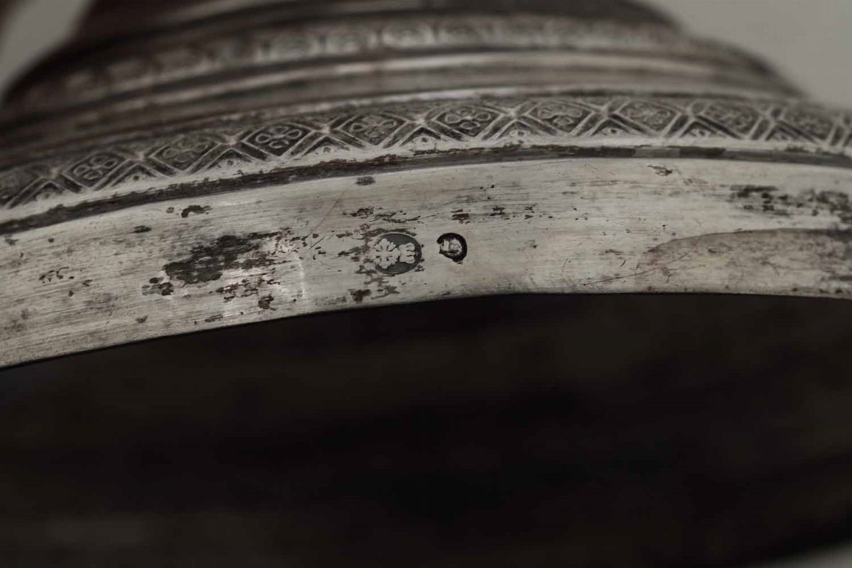 Coppia di Candelieri. Argento Fuso e Sagomato. Genova XIX Secolo. Marchi con Croce Mauriziana e D...