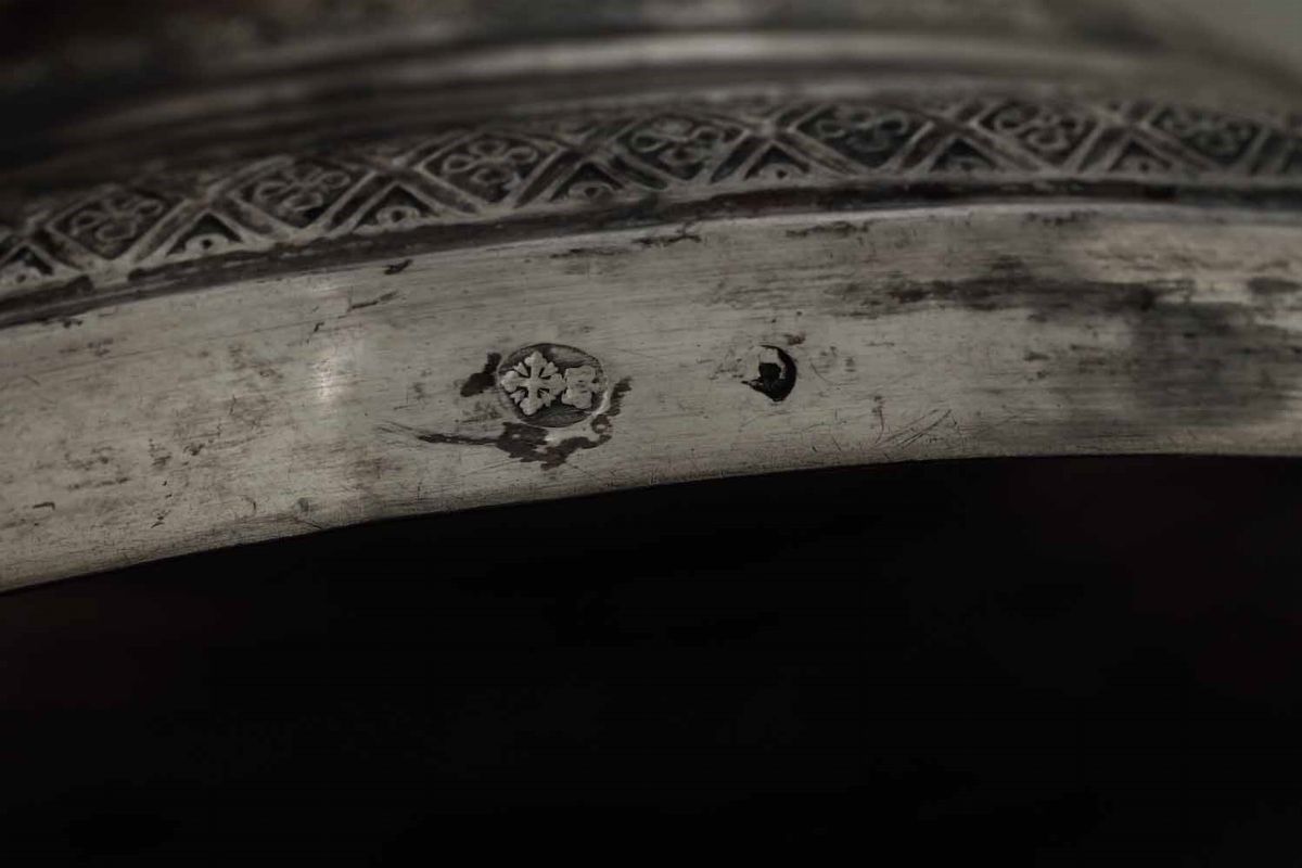 Coppia di Candelieri. Argento Fuso e Sagomato. Genova XIX Secolo. Marchi con Croce Mauriziana e D...