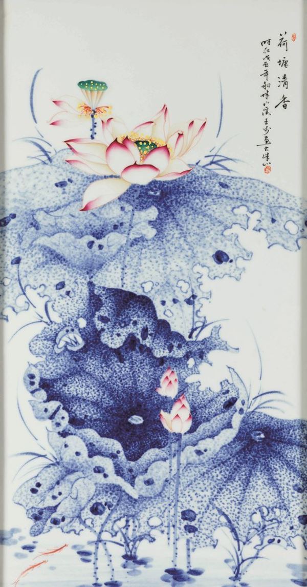 Grande placca in porcellana con soggetto naturalistico e iscrizione sui toni del blu e del rosso ferro, Cina, XX secolo