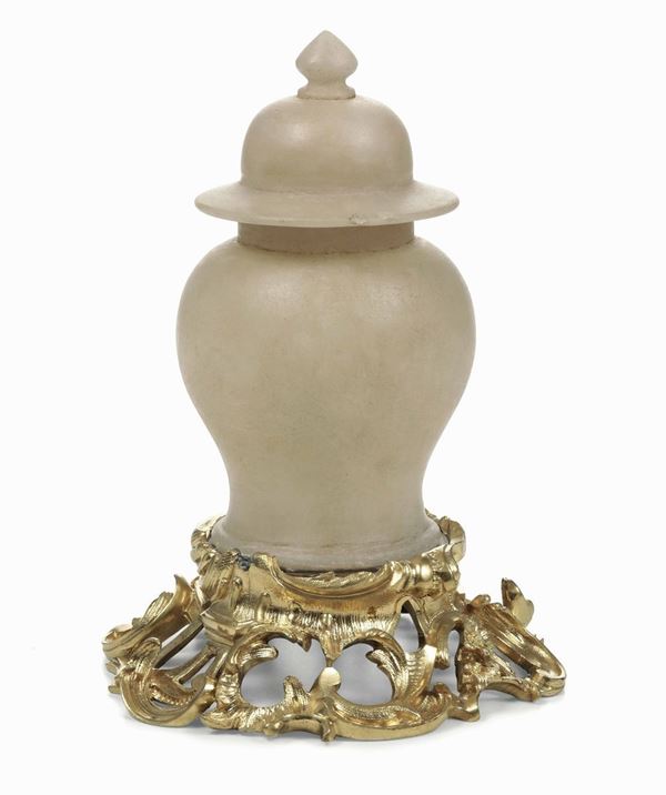 Potiche con base in bronzo dorato a chinoiserie. Alabastro, bronzo fuso, cesellato e dorato. Manifattura del XVIII-XIX secolo