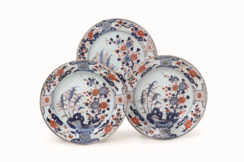 Lotto di sei piatti Imari. Giappone, XIX secolo  - Asta Dimore Italiane - Cambi Casa d'Aste