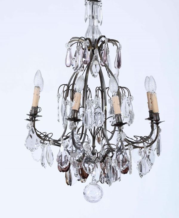 Lampadario a otto luci con pendenti in cristallo molato. XIX-XX secolo