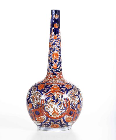 Vaso a Bottiglia in Porcellana Imari con Decoro Floreale, Giappone, Periodo Meiji (1868-1912)