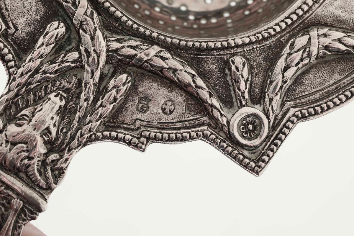 Colino da Tè in Argento Fuso e Cesellato. Argenteria Europea del XIX-XX Secolo