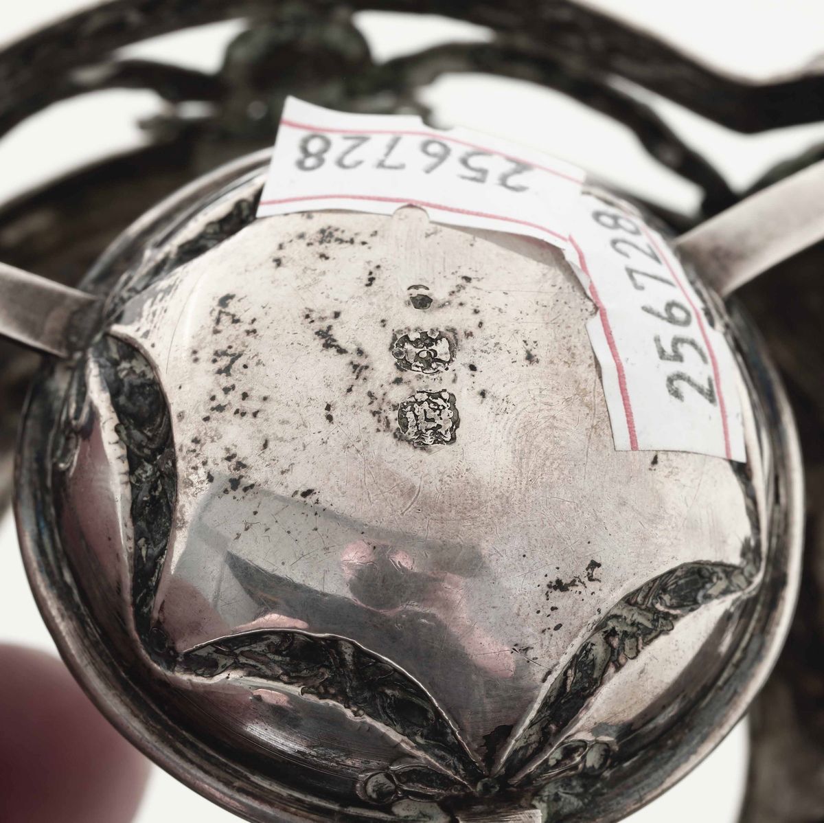 Colino da Tè in Argento Fuso e Cesellato. Argenteria Europea del XIX-XX Secolo