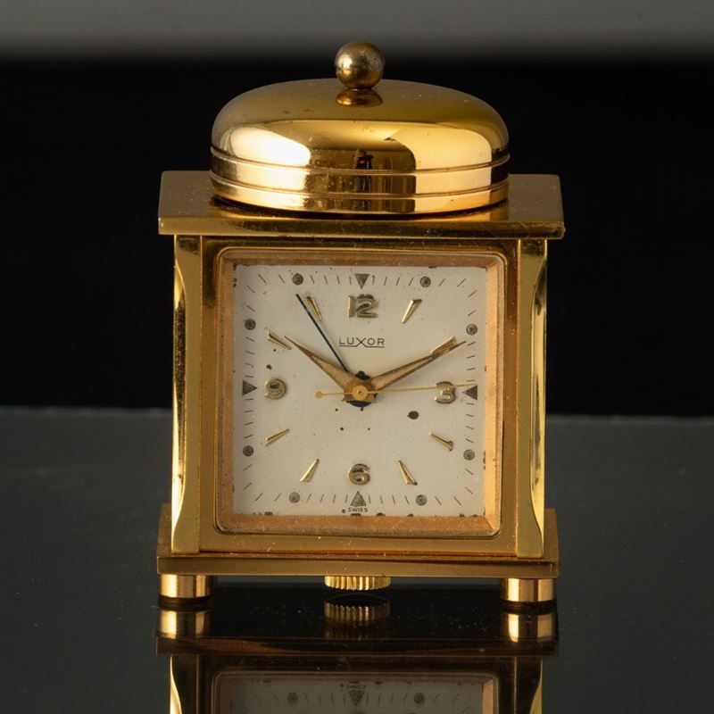 LUXOR - Sveglietta da tavolo in ottone dorato, carica manuale  - Auction For Men | Cambi Time - Cambi Casa d'Aste