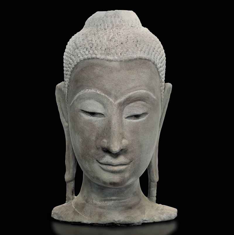 Testa di Buddha scolpita in pietra, Thailandia, XIX secolo  - Asta Arte Orientale - Cambi Casa d'Aste