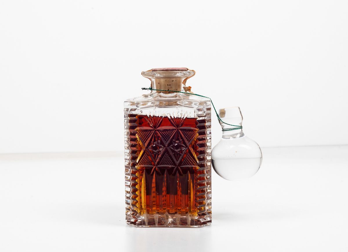 Caol Ila Distillery, Finest Islay Single Malt Scotch Whisky 16 Years Old Decanter