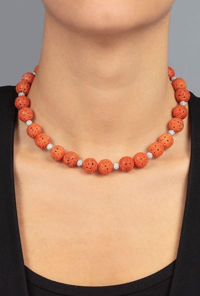 Girocollo con Boules di Corallo Inciso