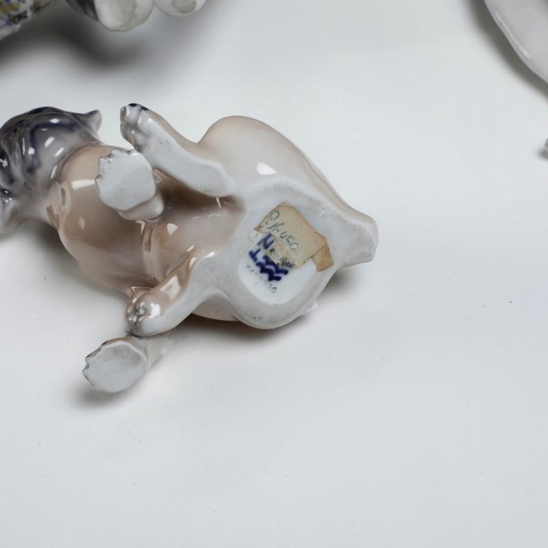 Due Gruppi e Tre Figurine di Canixx Secolo