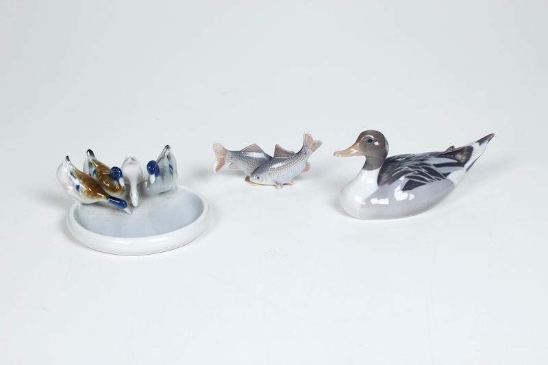 Due figurine: anitra e pesci Danimarca, Manifattura Royal Copenhagen, XX secolo  - Asta Ceramiche - Cambi Casa d'Aste