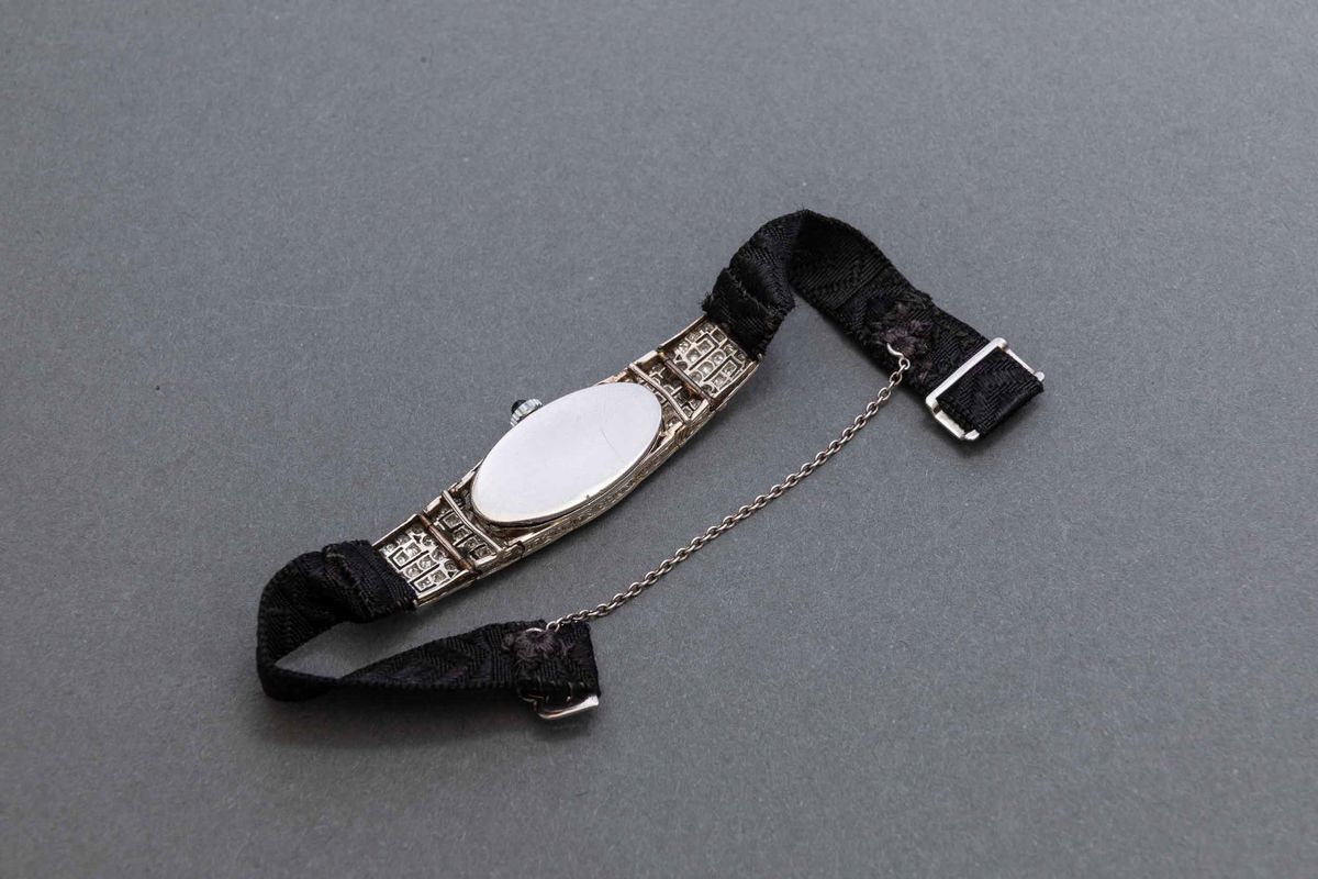 Orologio da Sera da Donna in Platino e Diamanti Huit Huit con Cinturino Originale in Seta Art Dec...