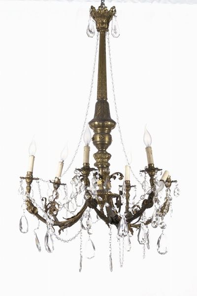 Lampadario a Sei Luci in Metallo Dorato e Cristalli. XIX-XX Secolo