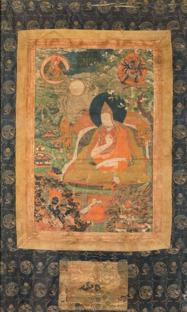 Thangka finemente dipinto su seta con figura di Lama centrale e altre divinità, Tibet, XVIII secolo