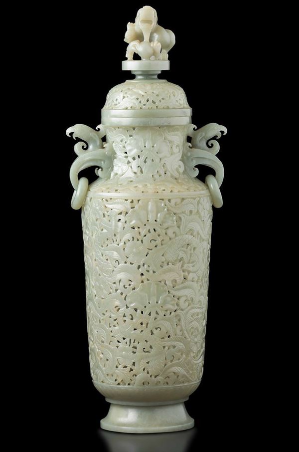Vaso scolpito in giada Celadon in stile Moghul con decoro vegetale a traforo, anse ad anello e presa del coperchio a foggia di draghetto, Cina, Dinastia Qing, XIX secolo
