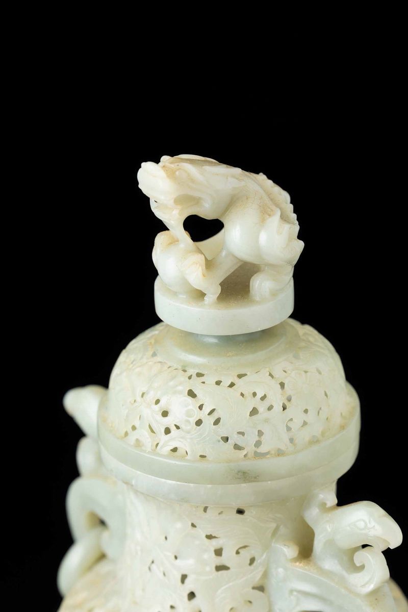 Vaso Scolpito in Giada Celadon in Stile Moghul con Decoro Vegetale a Traforo, Anse Ad Anello e Pr...