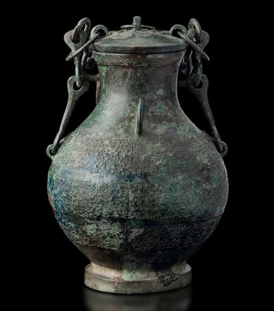 Raro e Magnifico Vaso Hu in Bronzo con Coperchio, Manici a Catena e Decori Geometrici a Rilievo, ...