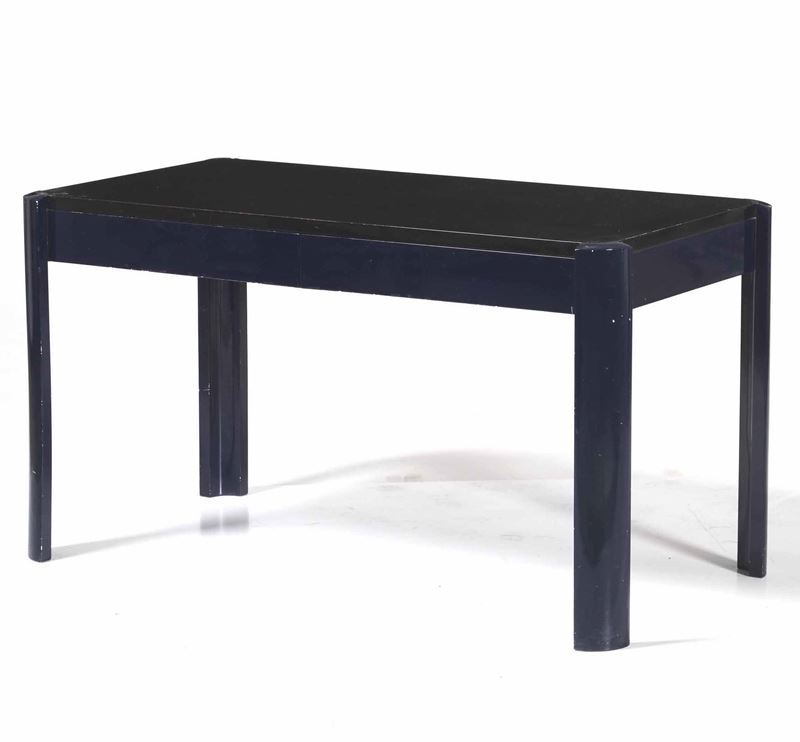 Tavolo scrivania in lacca blu con piano nero, anni '70  - Asta Antiquariato Giugno | Cambi Time - Cambi Casa d'Aste