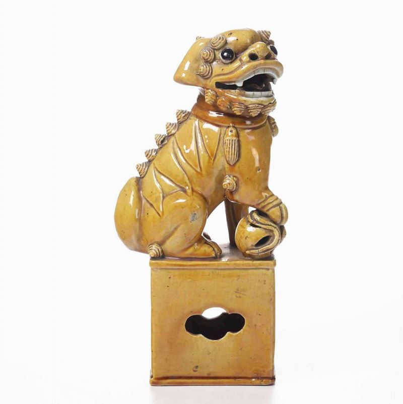 Cane di Pho in porcellana monocroma color giallo. Cina, XX secolo  - Auction Antique June | Cambi Time - Cambi Casa d'Aste