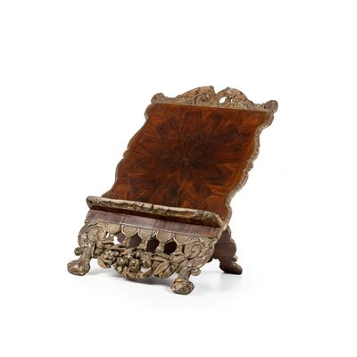 Leggio da Tavolo in Legno Intagliato e Legno Lastronato. Fine XVIII Secolo