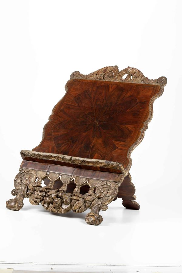 Leggio da tavolo in legno intagliato e legno lastronato. Fine XVIII secolo