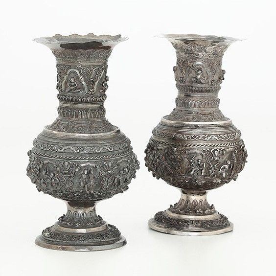 Coppia di vasi in argento fuso, sbalzato e cesellato.  - Auction Silvers | Timed Auction - Cambi Casa d'Aste