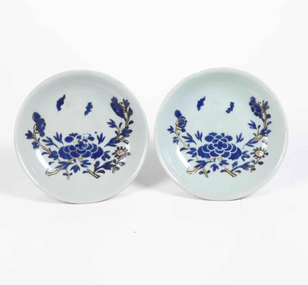 Coppia di piatti in porcellana con decoro floreale sui toni del blu, Cina, Dinastia Qing, XIX secolo