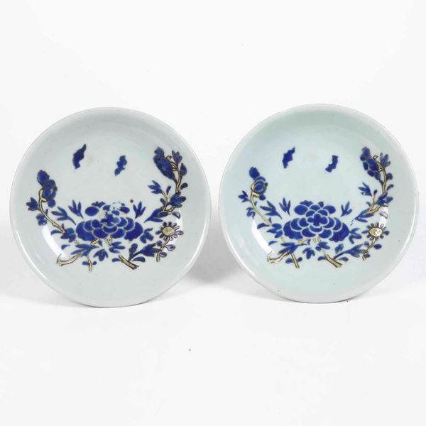 Coppia di piatti in porcellana con decoro floreale sui toni del blu, Cina, Dinastia Qing, XIX secolo