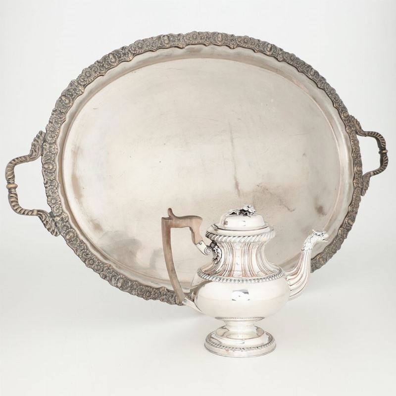 Vassoio e caffettiera in metallo argentato. XX secolo  - Auction Silvers | Timed Auction - Cambi Casa d'Aste