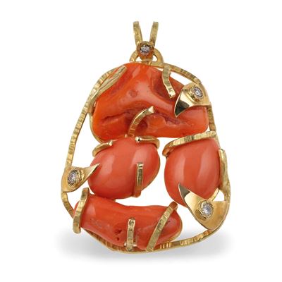 Pendente con corallo e diamanti, montatura in oro giallo 750/1000