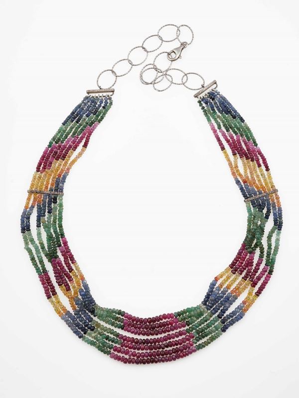 Collana a più fili con zaffiri, smeraldi, rubini e corindoni multicolor