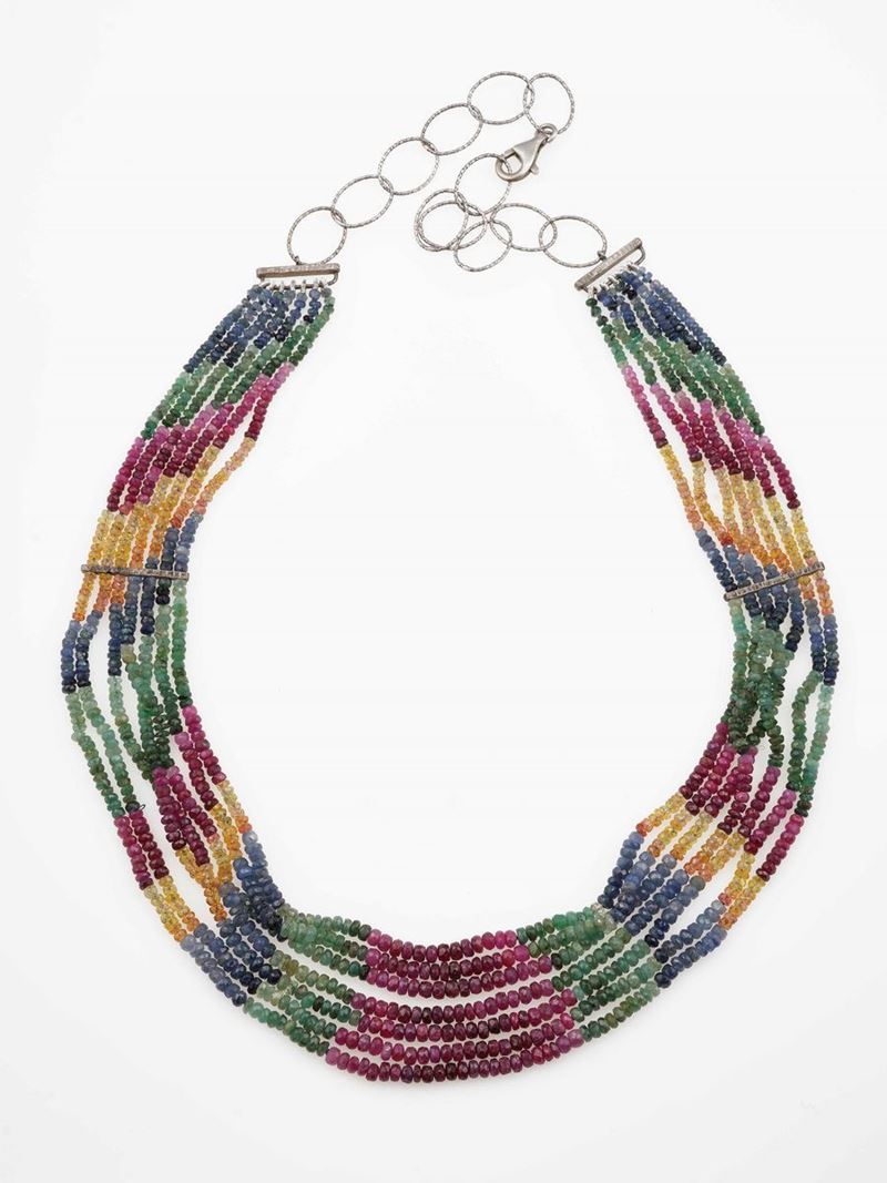 Collana a più fili con zaffiri, smeraldi, rubini e corindoni multicolor  - Asta Gioielli - Cambi Casa d'Aste