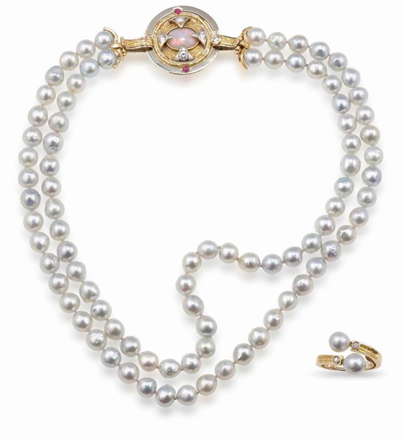 Demi-parure composta da una collana a due fili di perle con opale, diamanti e rubini ed un anello con perle  - Asta Gioielli - Cambi Casa d'Aste