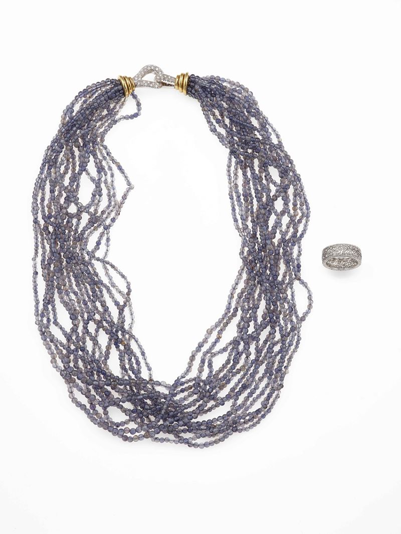 Lotto composto da una collana composta da più fili di iolite ed un anello con  - Asta Gioielli - Cambi Casa d'Aste