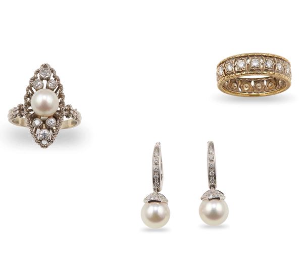 Lotto composto da due anelli ed un paio di orecchini con perle e diamanti