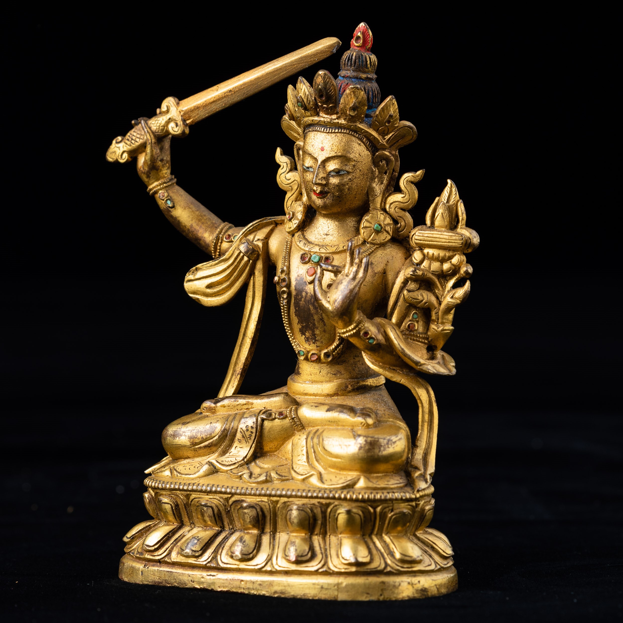 Figura di Manjushri Seduta su Doppio Fiore di Loto in Bronzo Dorato, Innesti di Pietre Dure, Cina...