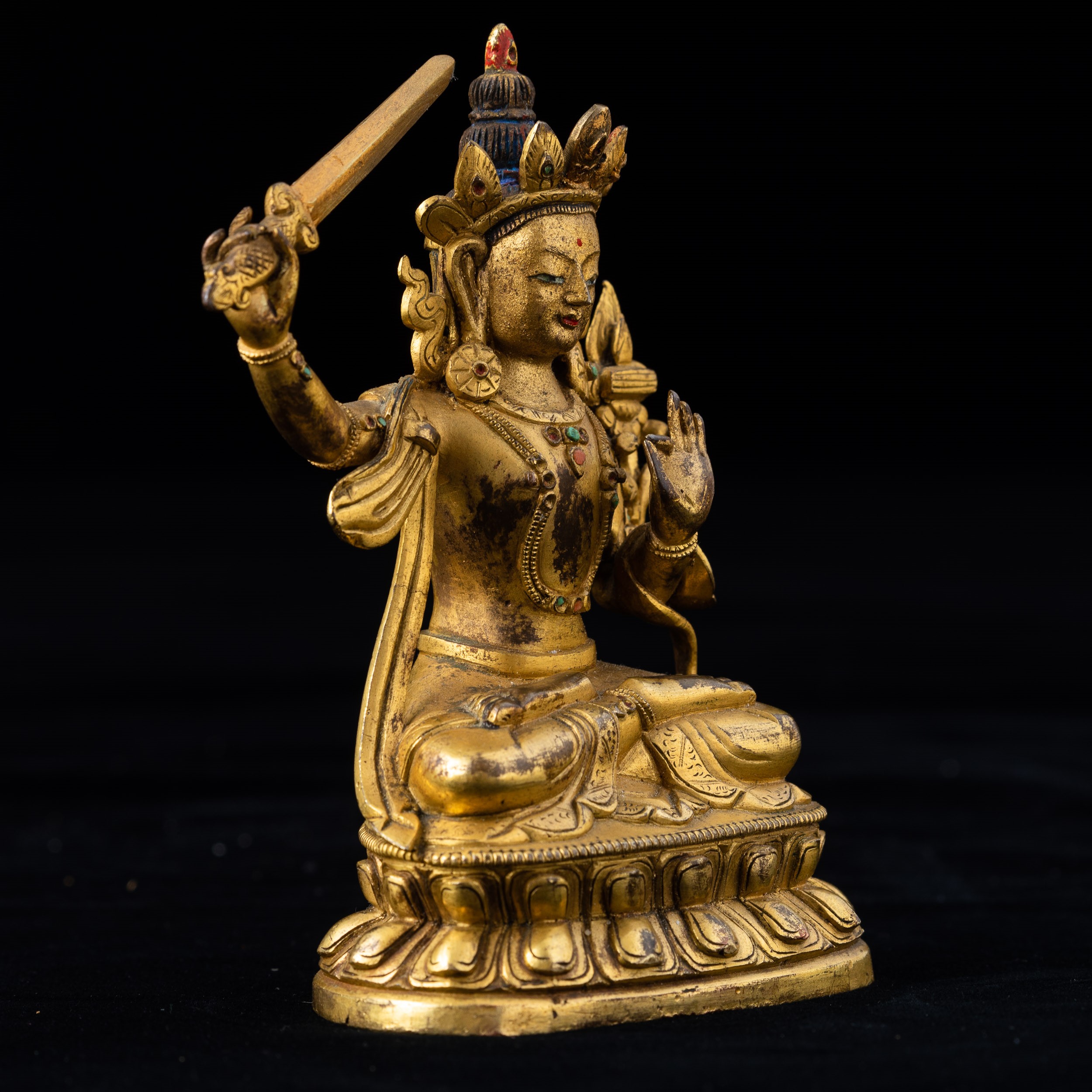 Figura di Manjushri Seduta su Doppio Fiore di Loto in Bronzo Dorato, Innesti di Pietre Dure, Cina...