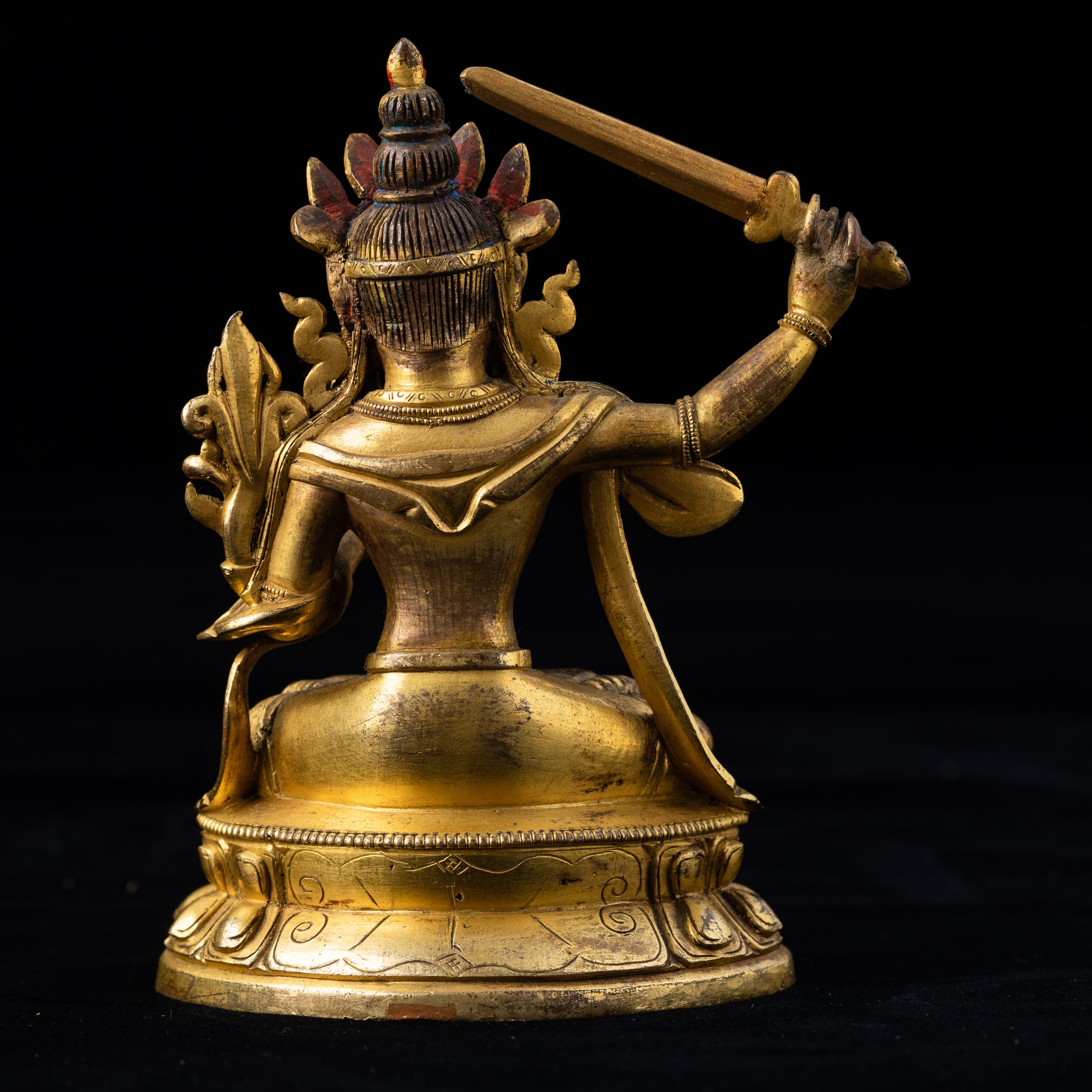 Figura di Manjushri Seduta su Doppio Fiore di Loto in Bronzo Dorato, Innesti di Pietre Dure, Cina...