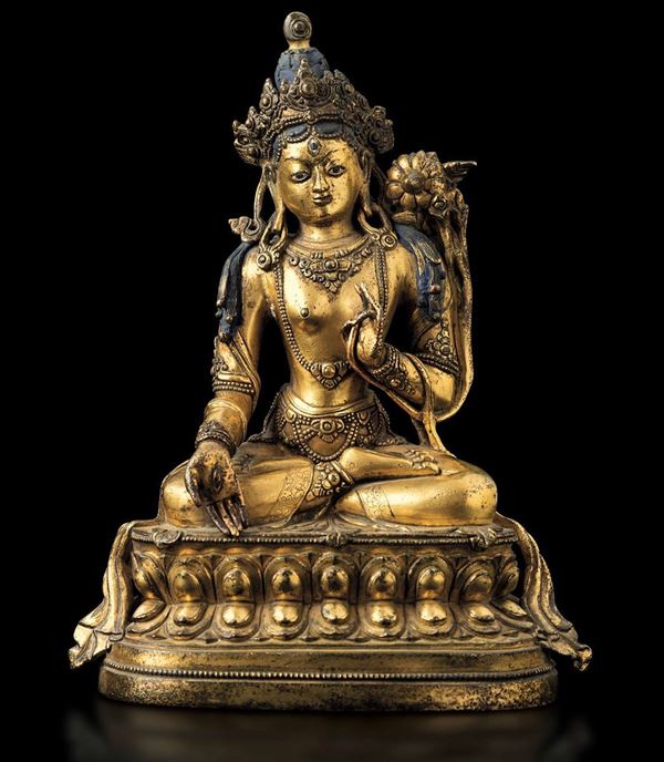 Importante figura di Buddha Sakyamuni seduto su doppio fiore di loto in bronzo dorato con tracce di  [..]
