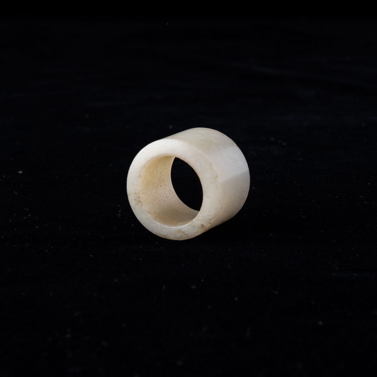 Anello da Arciere Scolpito in Giada Bianca, Cina, Dinastia Qing, XIX Secolo