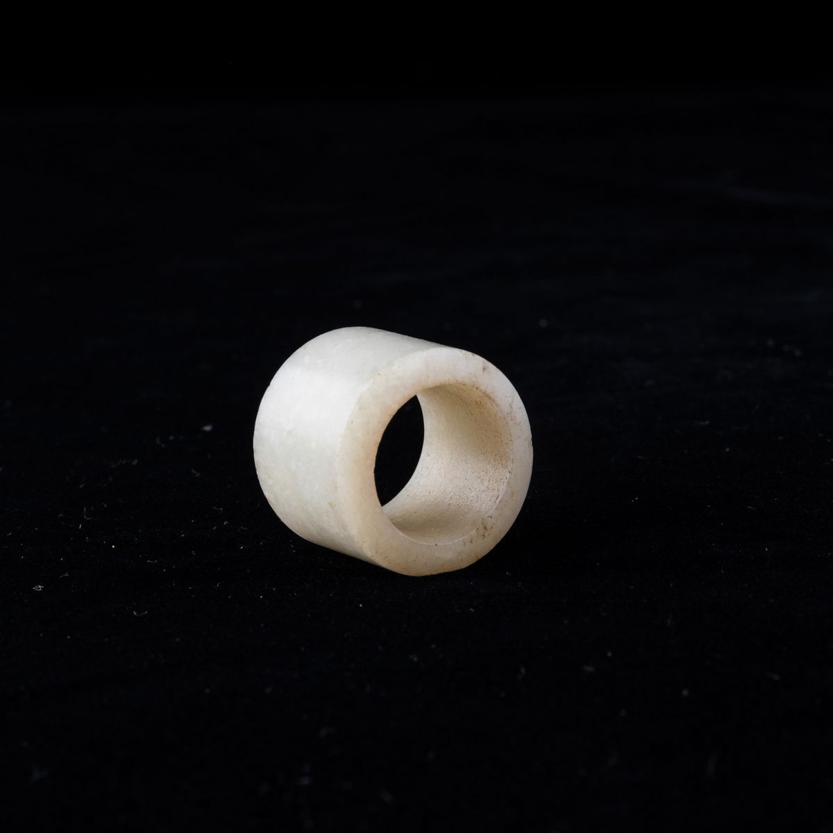 Anello da Arciere Scolpito in Giada Bianca, Cina, Dinastia Qing, XIX Secolo