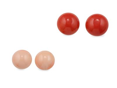 Due paia di orecchini con corallo rosso e corallo rosa in oro 750/1000