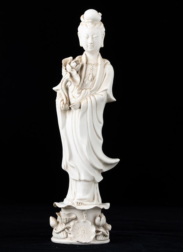 Figura di Guanyin in porcellana Blanc de Chine, Cina, XX secolo