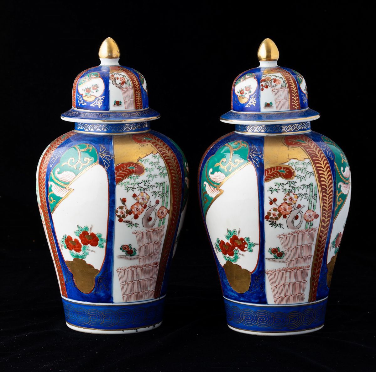 Coppia di Potiches in Porcellana con Soggetti Naturalistici Entro Riserve, Cina, XX Secolo