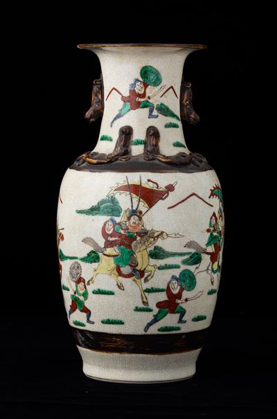 Vaso in porcellana, Guerrieri e draghetti in rilievo, Cina, Dinastia Qing, XIX secolo