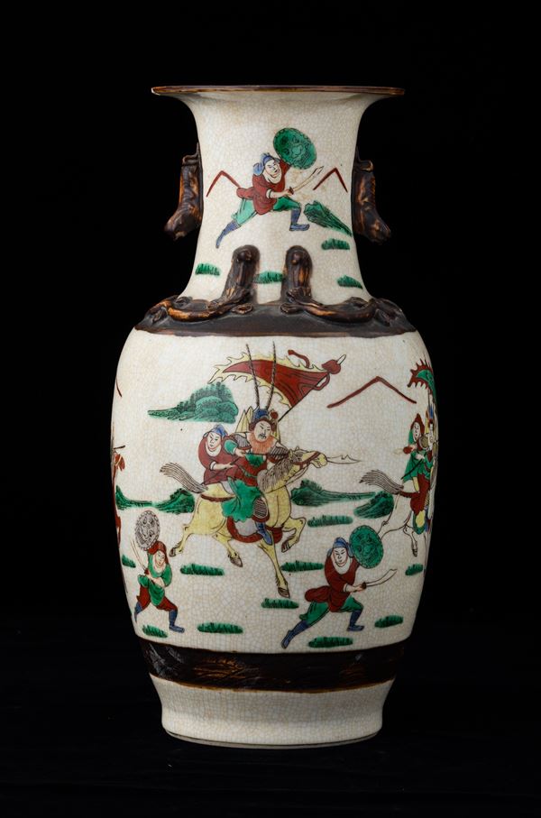 Vaso in porcellana con guerrieri e figure di draghetti a rilievo, Cina, Dinastia Qing, XIX secolo