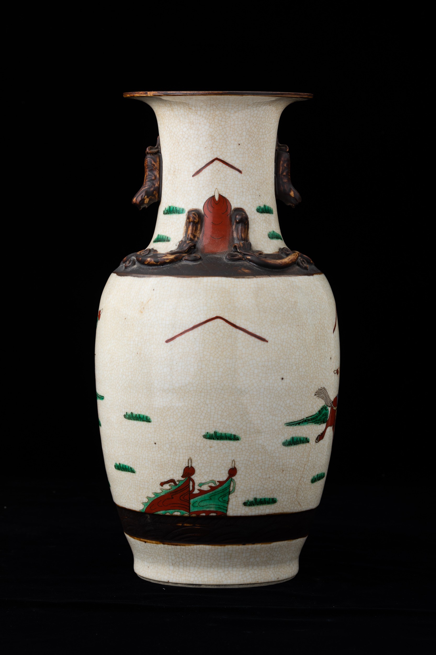 Vaso in porcellana, Guerrieri e draghetti in rilievo, Cina, Dinastia Qing, XIX secolo